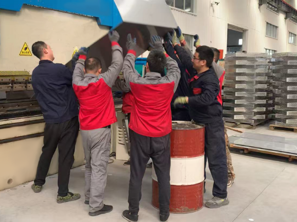 車間協(xié)作：一翻一折見齊心